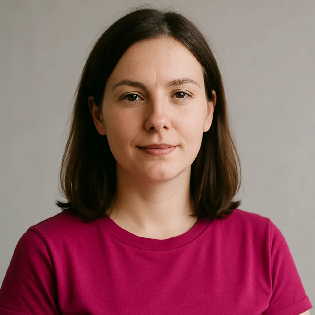 Portret redaktorki prowadzącej Libisor w neutralnym studiu, ujęcie od ramion w górę