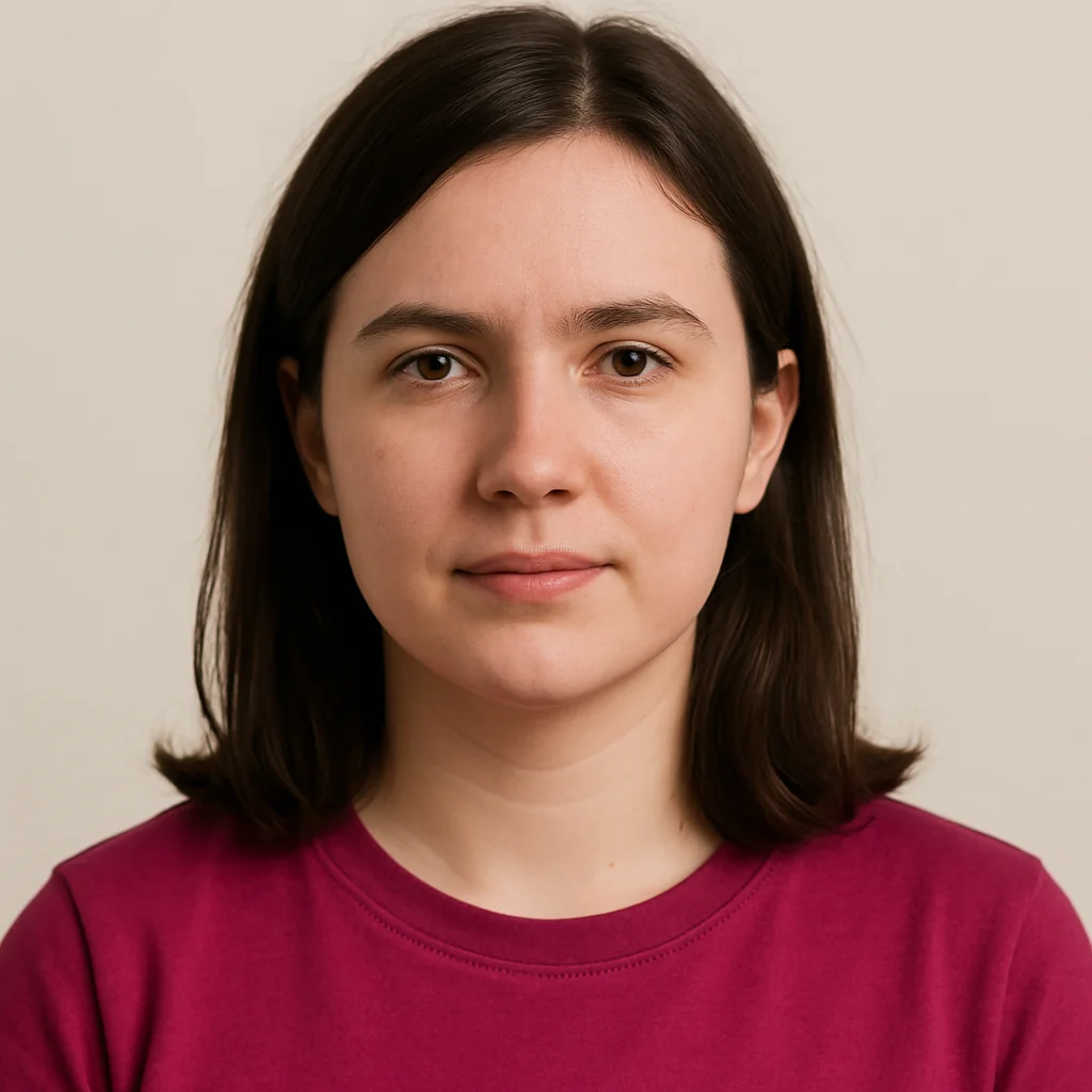 Portret redaktorki odpowiedzialnej za społeczności graczy, ujęcie frontalne na jasnym tle
